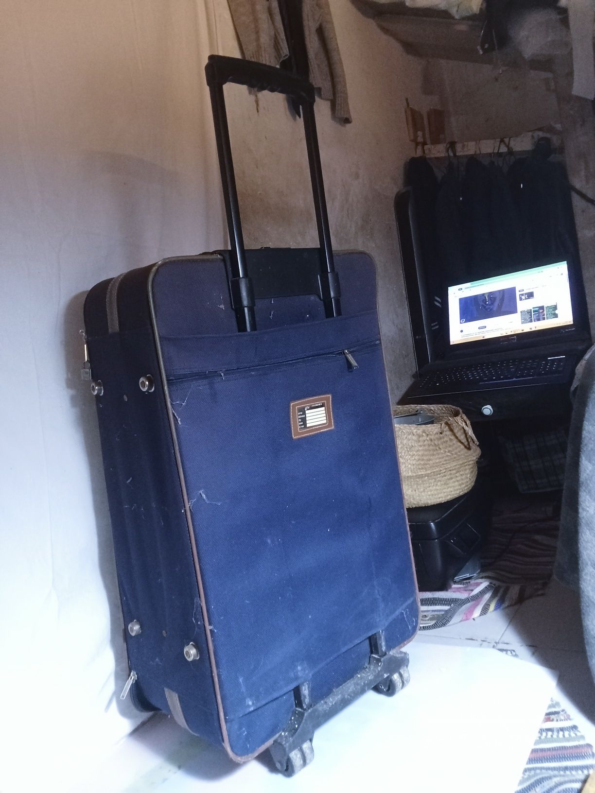 Mala de viagem,80x74, retro, com comodidades de uma mala moderna.