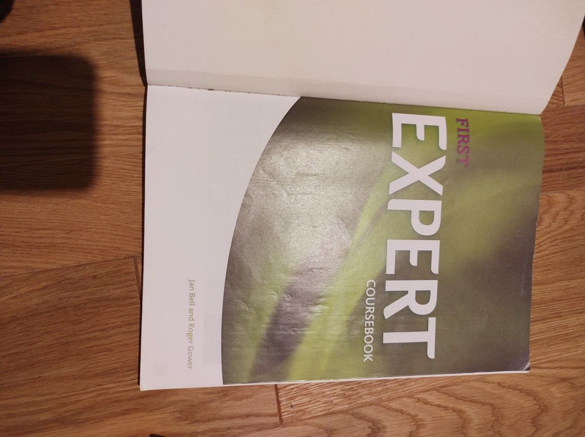 First Expert coursebook + student's resource book + slownictwo
