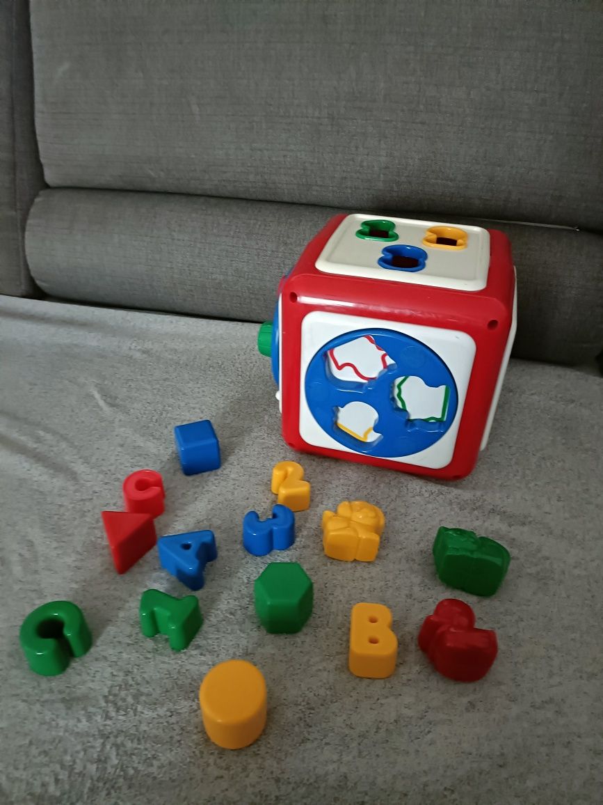 Zabawka Chicco sześcian edukacyjny kwadrat liczby litery kształty manu