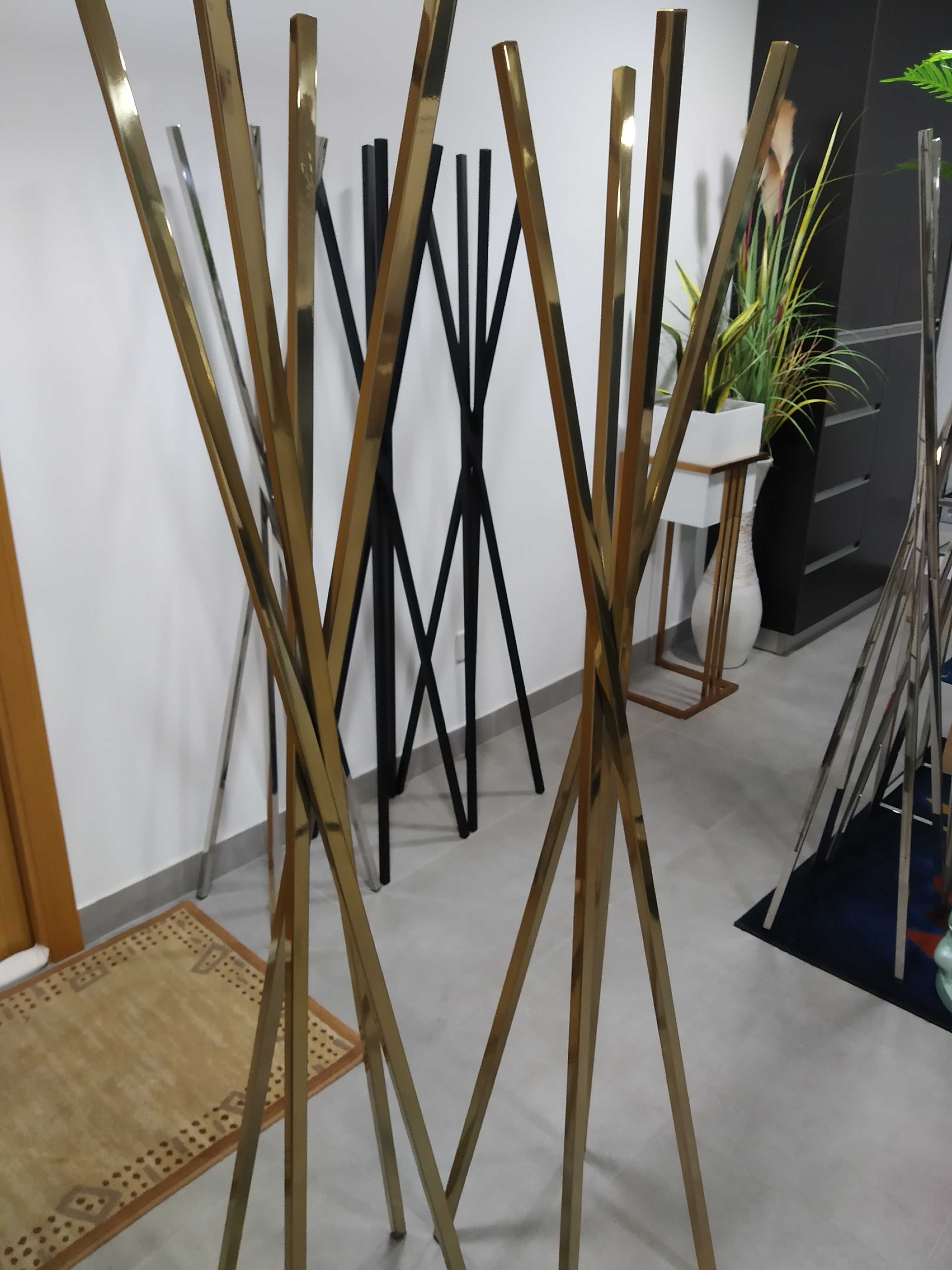 Floreiras e cabides em inox dourado brilhante