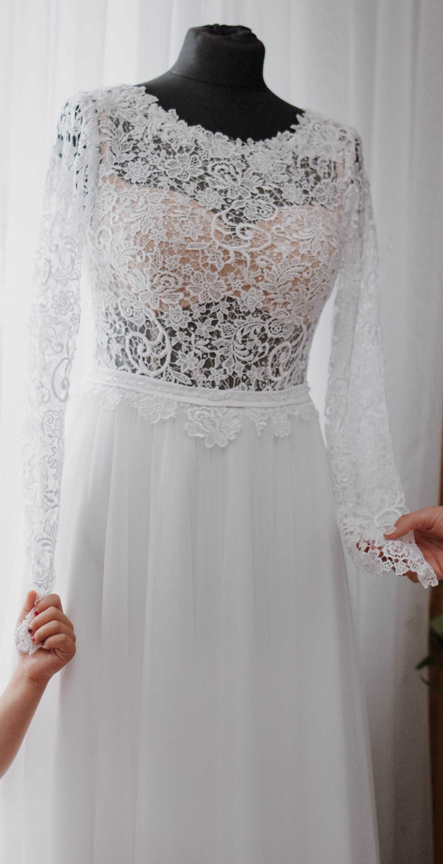 Biała suknia ślubna z długim rękawem