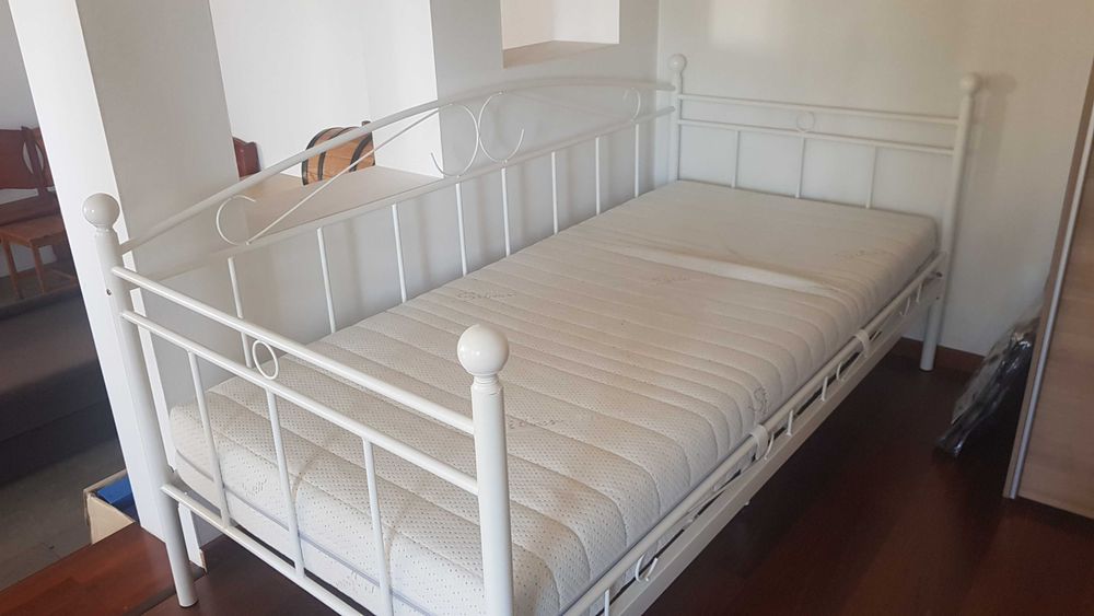 Łóżko metalowe z materacem