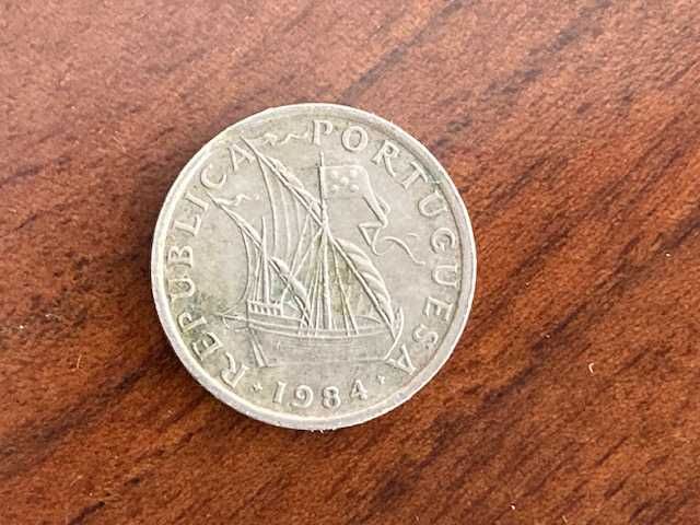 3 moedas de 5 escudos (1964, 1966 e 1967); oferta moeda 1984