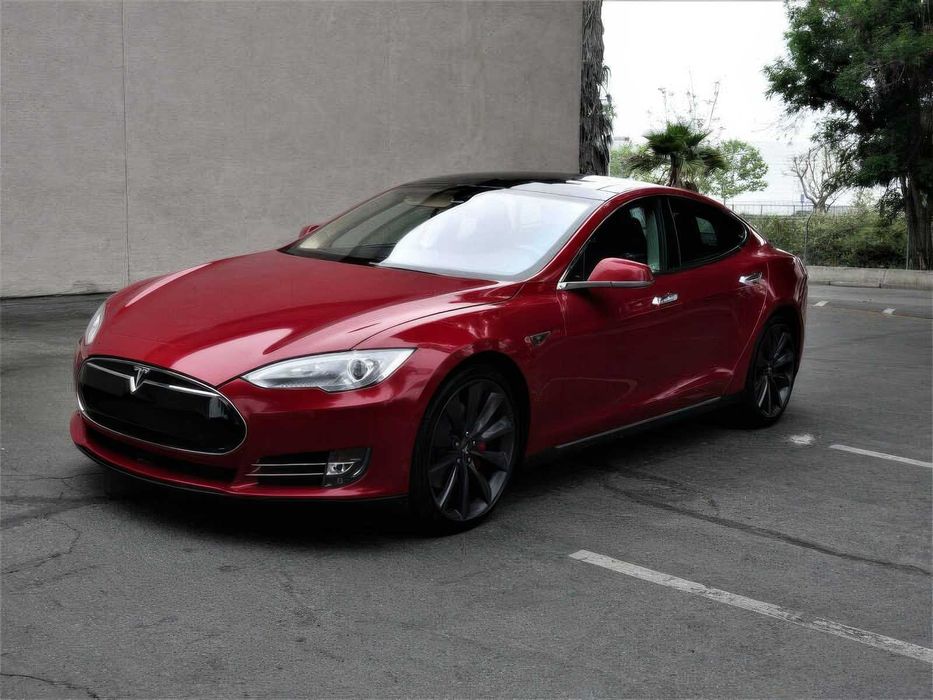 Tesla Model S P85D      2015