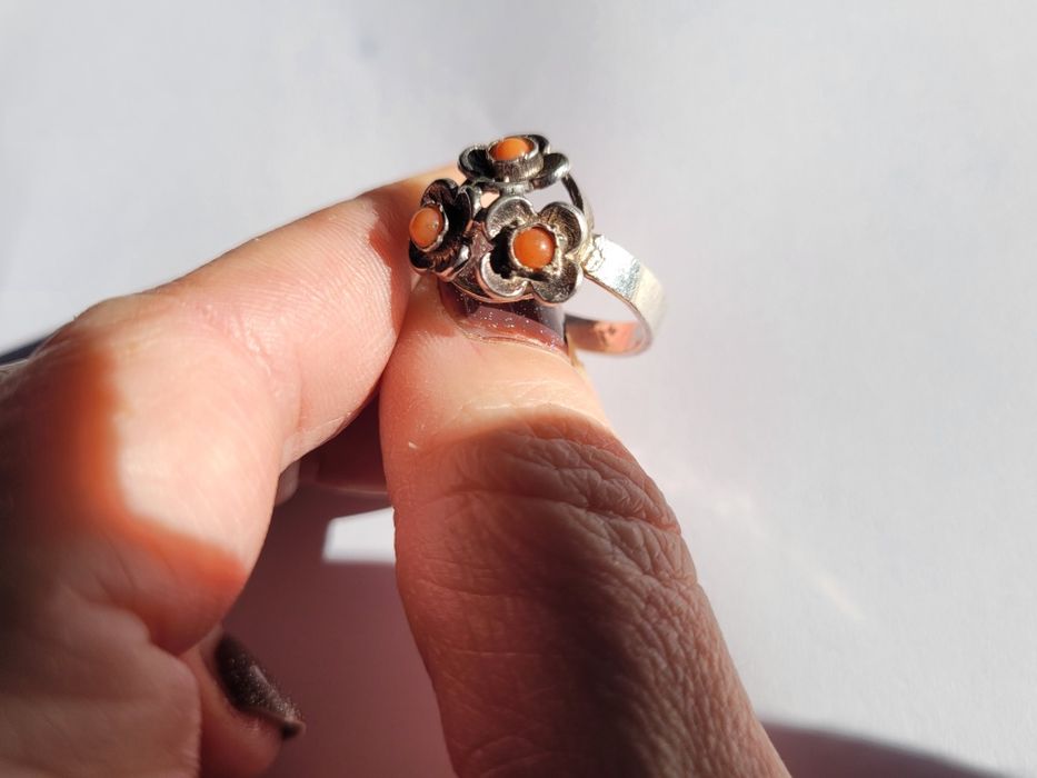 Stary pierścionek z kwiatkami i koralem