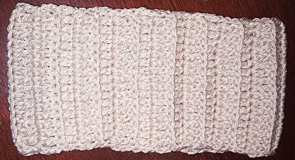 Fita de cabelo em crochê feita à mão