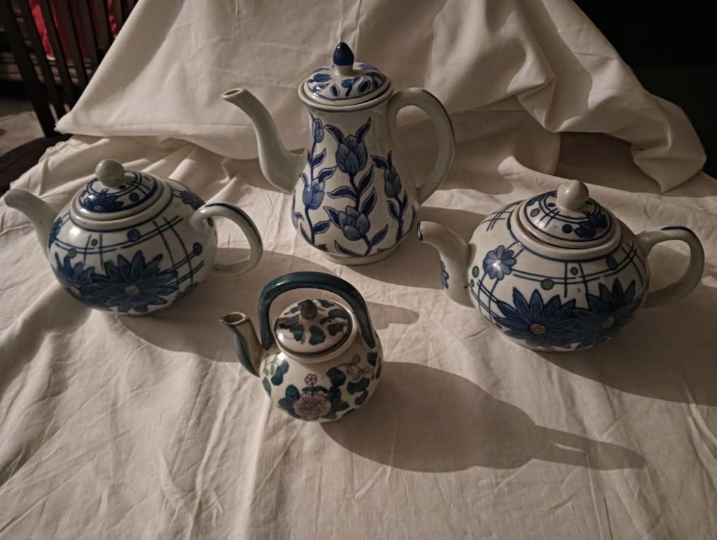 Bules em tons de azul