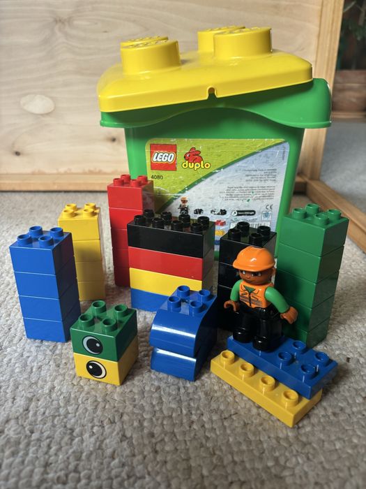 LEGO Duplo 4080 – zielone wiaderko klocków + figurka budowlańca