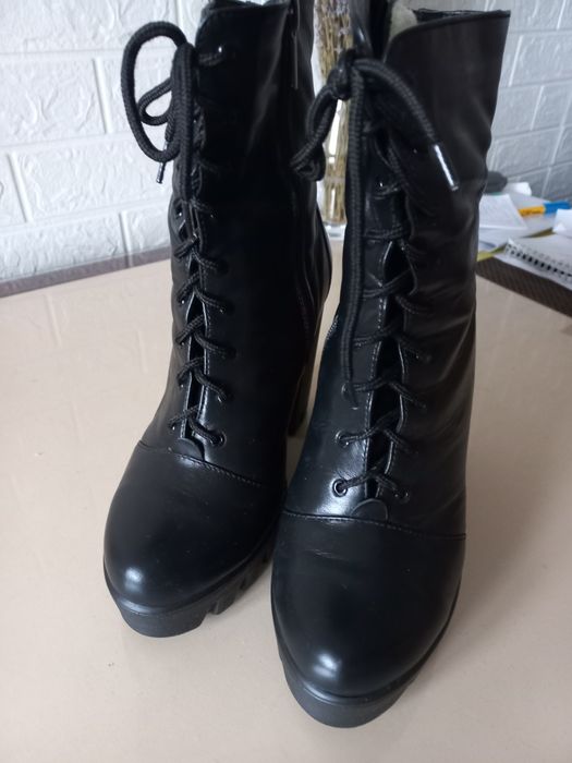 Жіночі чобітки шкіряні