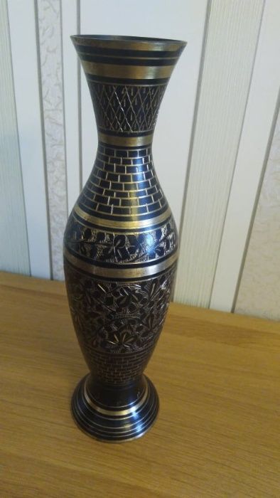 б/у Ваза Индия. Высота 32 см. Металл