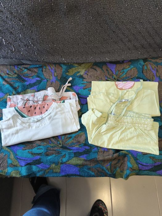 Macacões, calções, t-shirts e pijamas