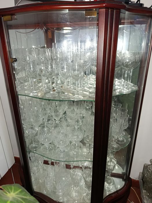 Vendo cristaleira com serviço de jantar