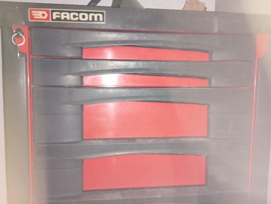 Bancada de mecânico com ferramentas. Diversas