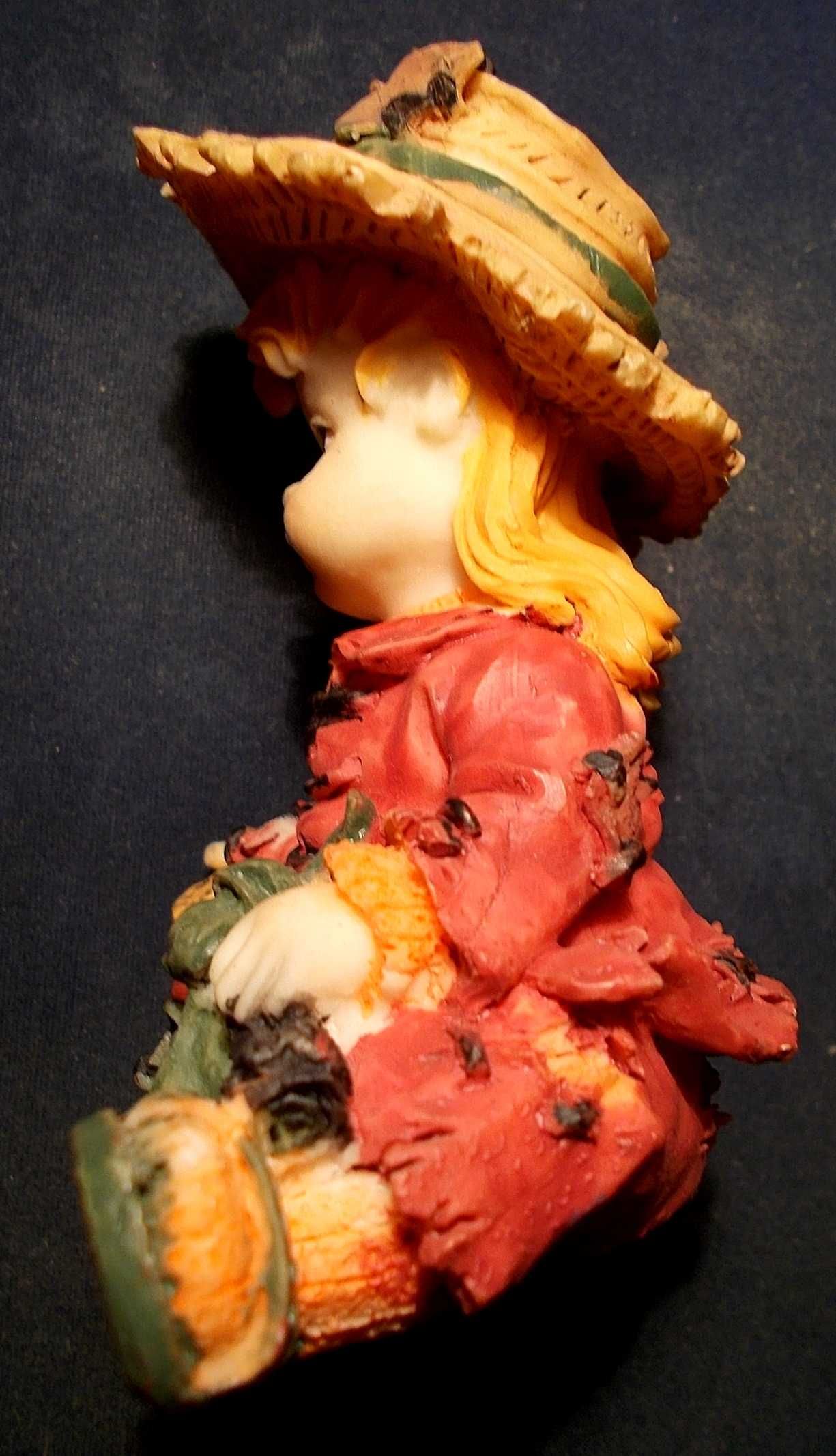 Figurka - dziewczynka w kapeluszu z plecakiem (10 cm)
