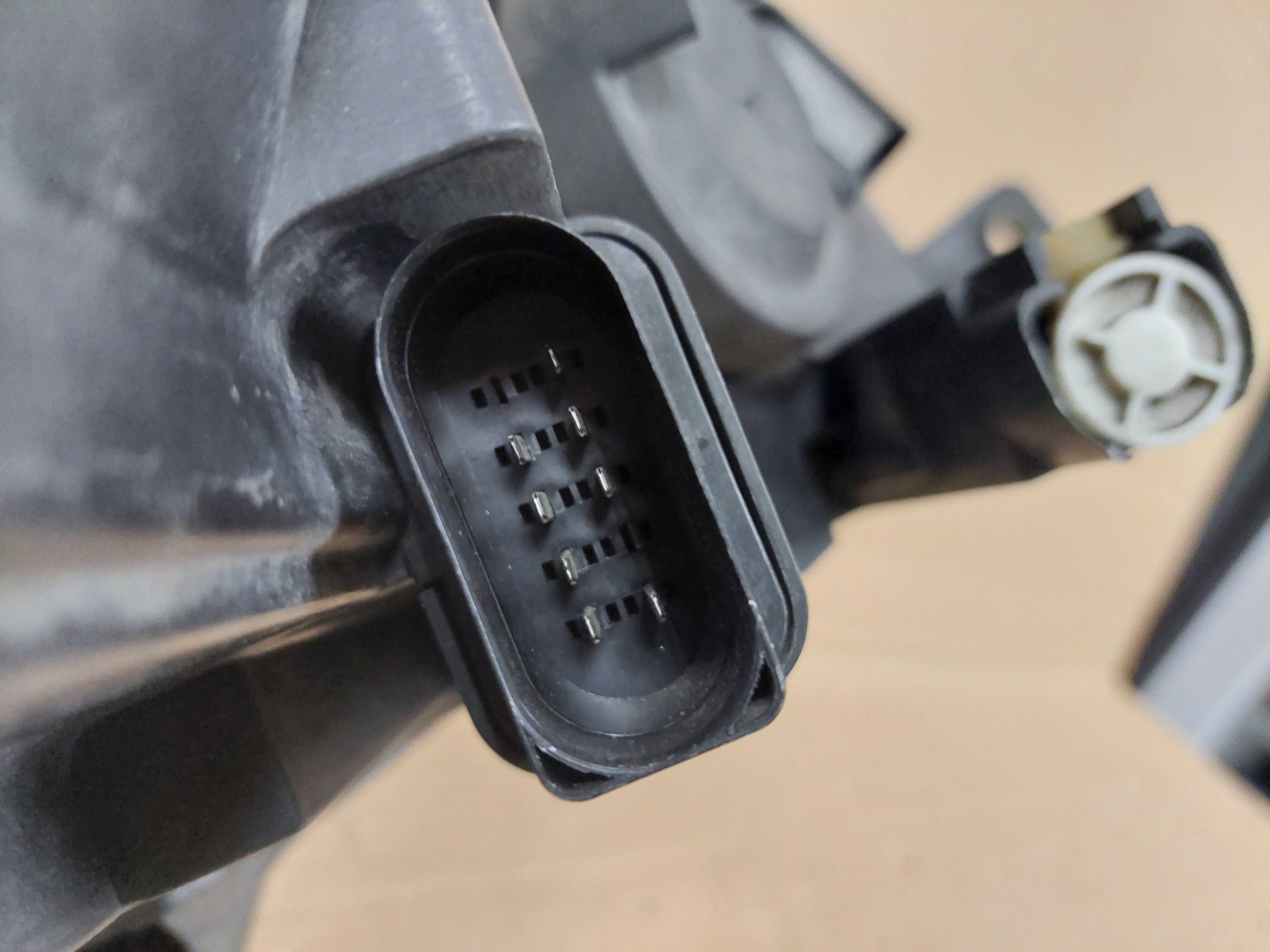 VW Passat B6 05-10r lampa przód lewa zwykła H7 VALEO EU BDB KPL