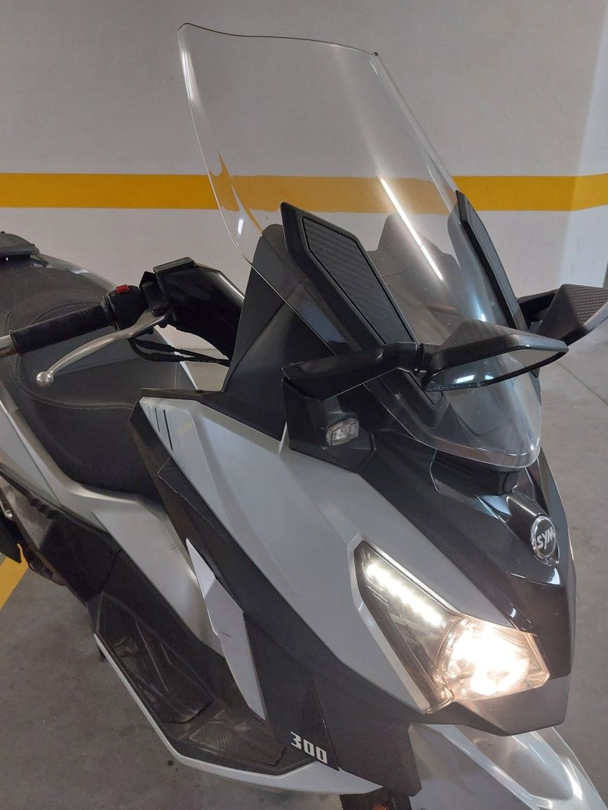 Cruisym 300 ABS
11 000 km

Algumas marcas/riscos proprias