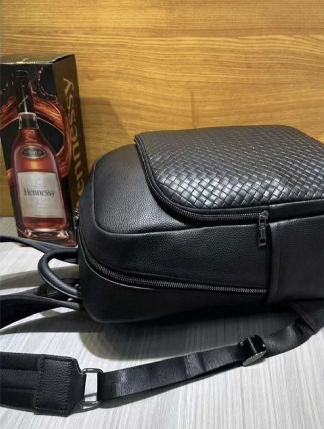 Зручний чоловічий шкіряний рюкзак з ортопедичною спинкою для ноутбука