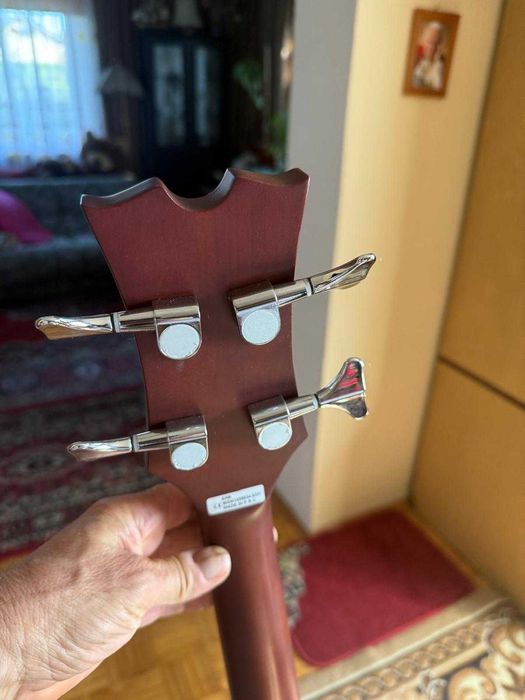 Elektro-akustyczna  gitara basowa