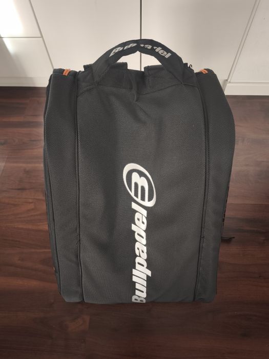 Vendo mochila Bullpadel de cor preto impecável!