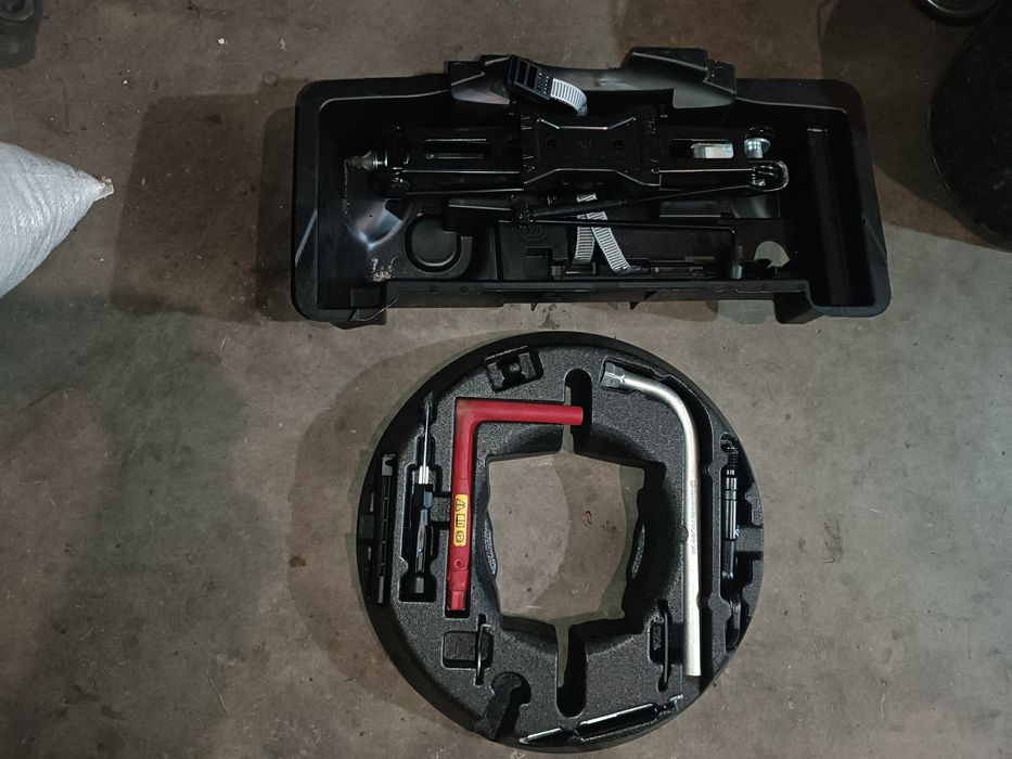 органайзер багажника домкрат ключі набор пластік Audi A4 B9 Ауді Б9