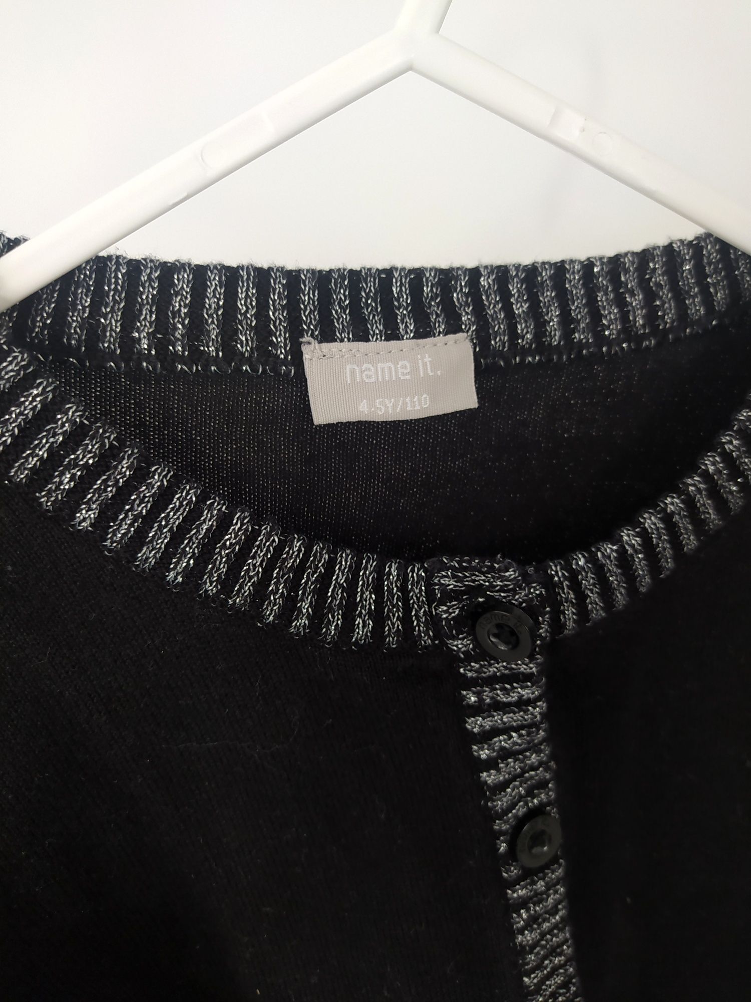 Śliczny czarny sweterek zapinany na guziczki 110