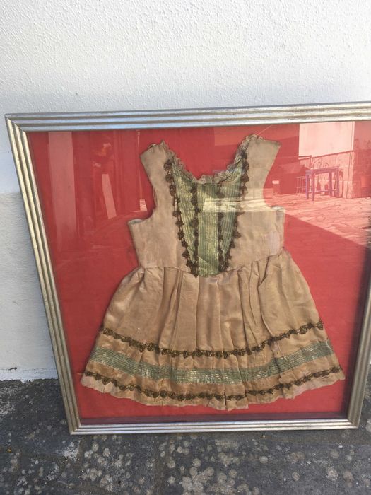 Traje do Século XVIII  emoldurado e Painel do Sec XIX