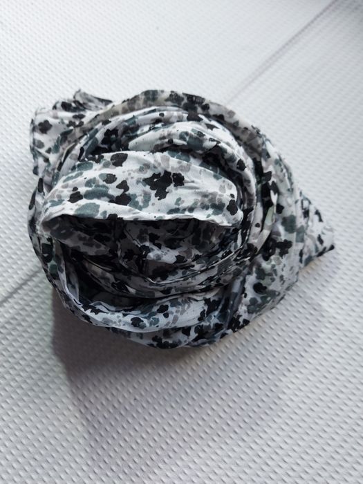 Echarpe em tons Preto / vários tons de Cinzento / Branco.