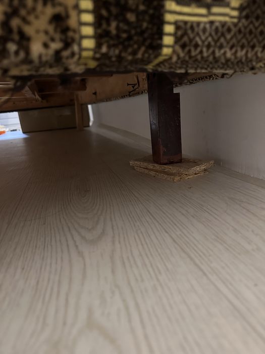 Диван зелений на ніжках