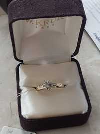 Złoty zaręczynowy pierścionek z brylantem KRUK