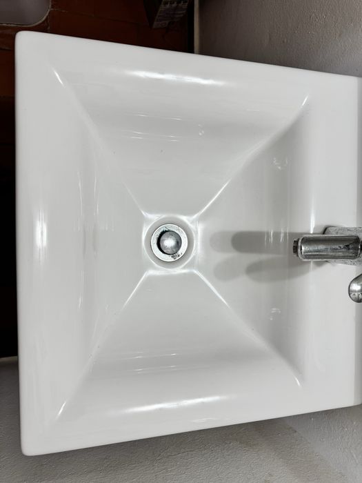 Lavatorio de WC com estutura
