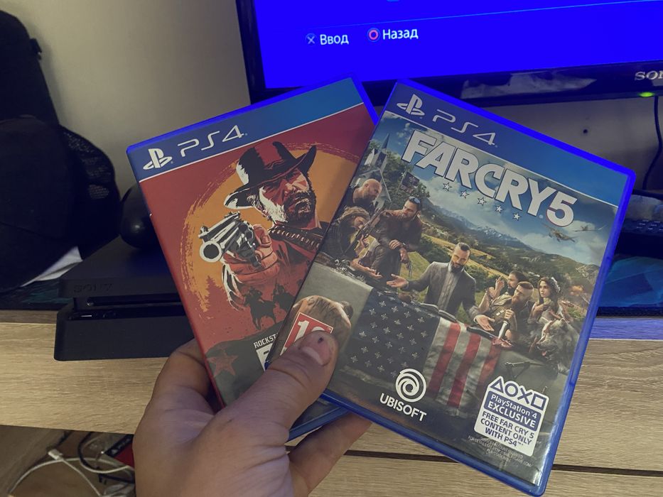 Продам PlayStation 4 (PS4) + 2 игры на дисках + установлены игры