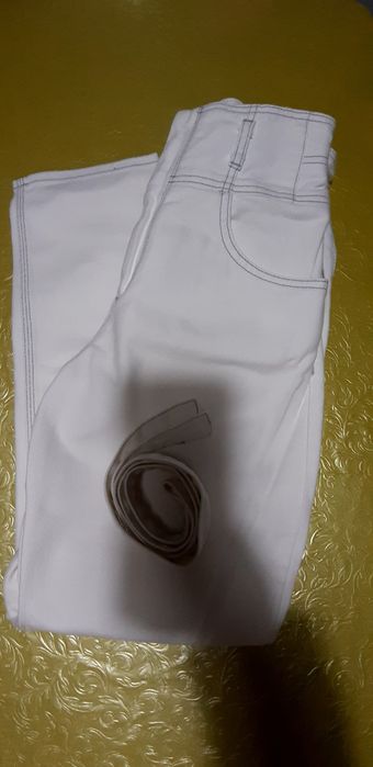 Calças brancas de ganga