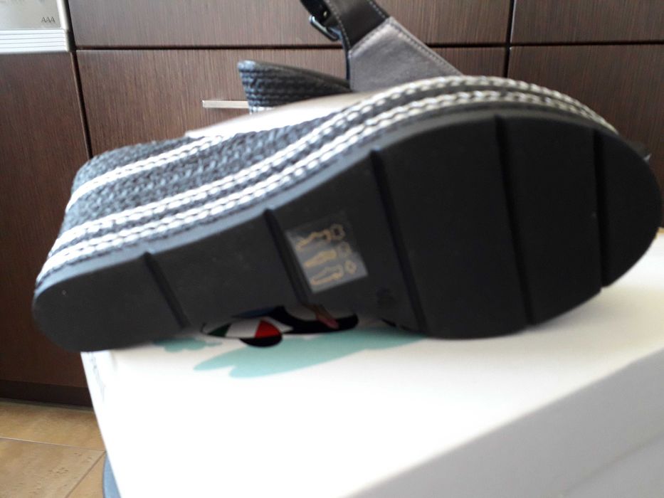 Carinii sandały na koturnie