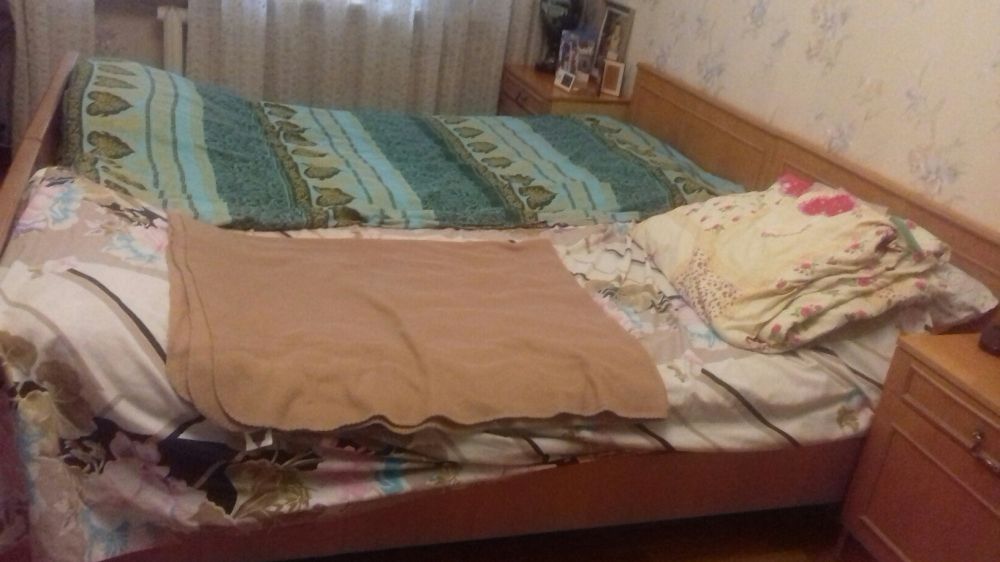 Спальный гарнитур. 2-спальная кровать, 2 тумбы и тумба с зеркалом трюм