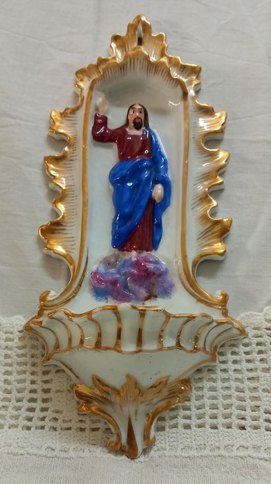 Pia de água benta em porcelana.