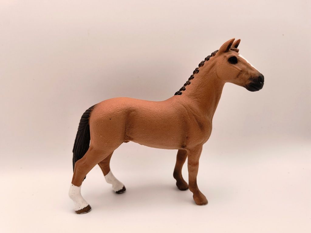 Figurki koni Schleich wałach i źrebak hanover