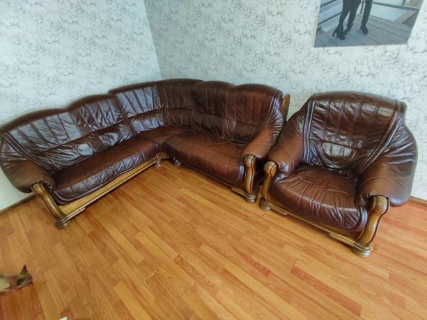 Кожаный диван,кресло и стенка в гостиную