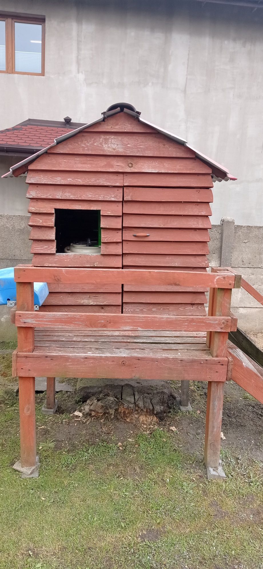 Drewniany domek z balkonem dla dzieci