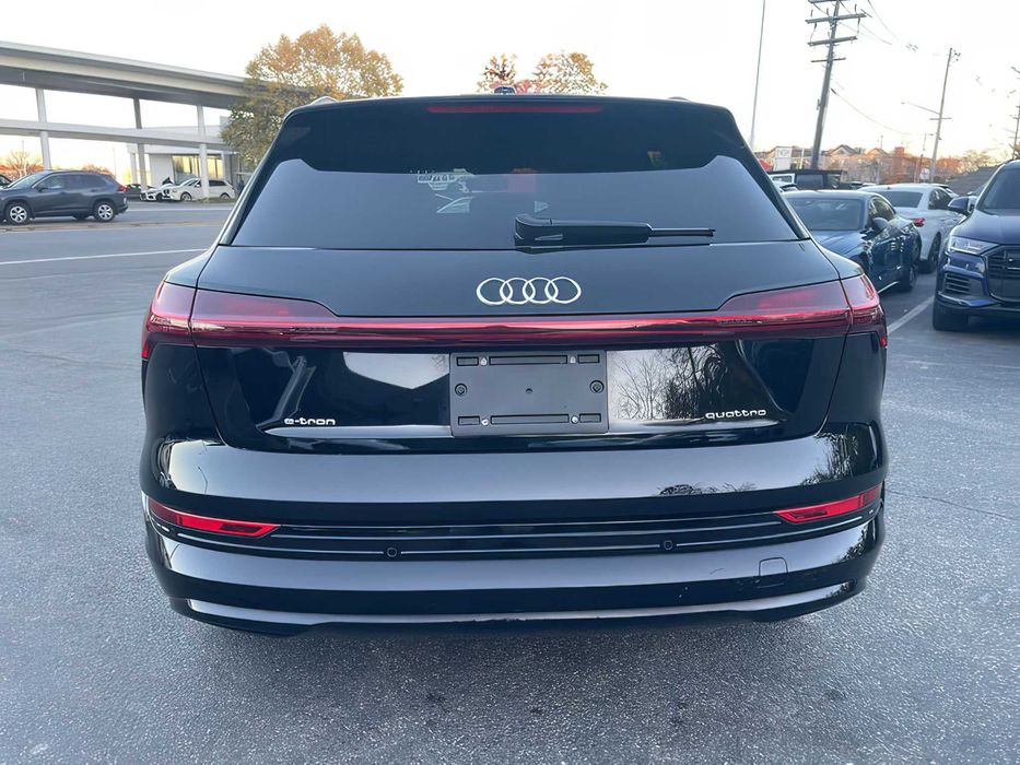 Audi e-tron      2023