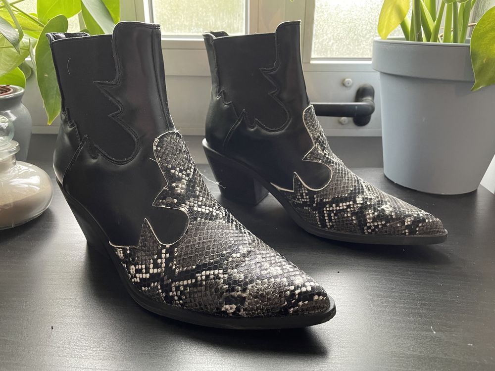 Botins em preto com imitação de pele