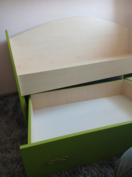 продам комплект дитячих меблів ліжко з шухлядами + тумба