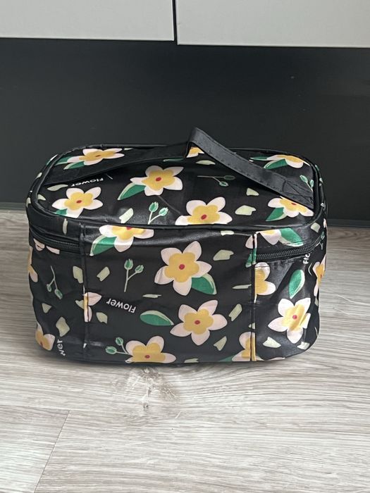 Nowa kosmetyczka w kwiaty 20x11x12 cm – praktyczna i lekka