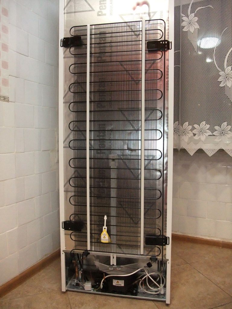 Холодильник Bosch KGE39XW