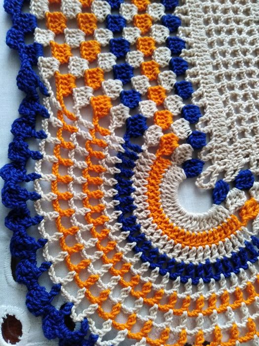 Zestaw serwetek robione na szydełku.