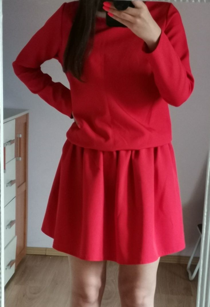 Sukienka czerwona z falbaną elegancka