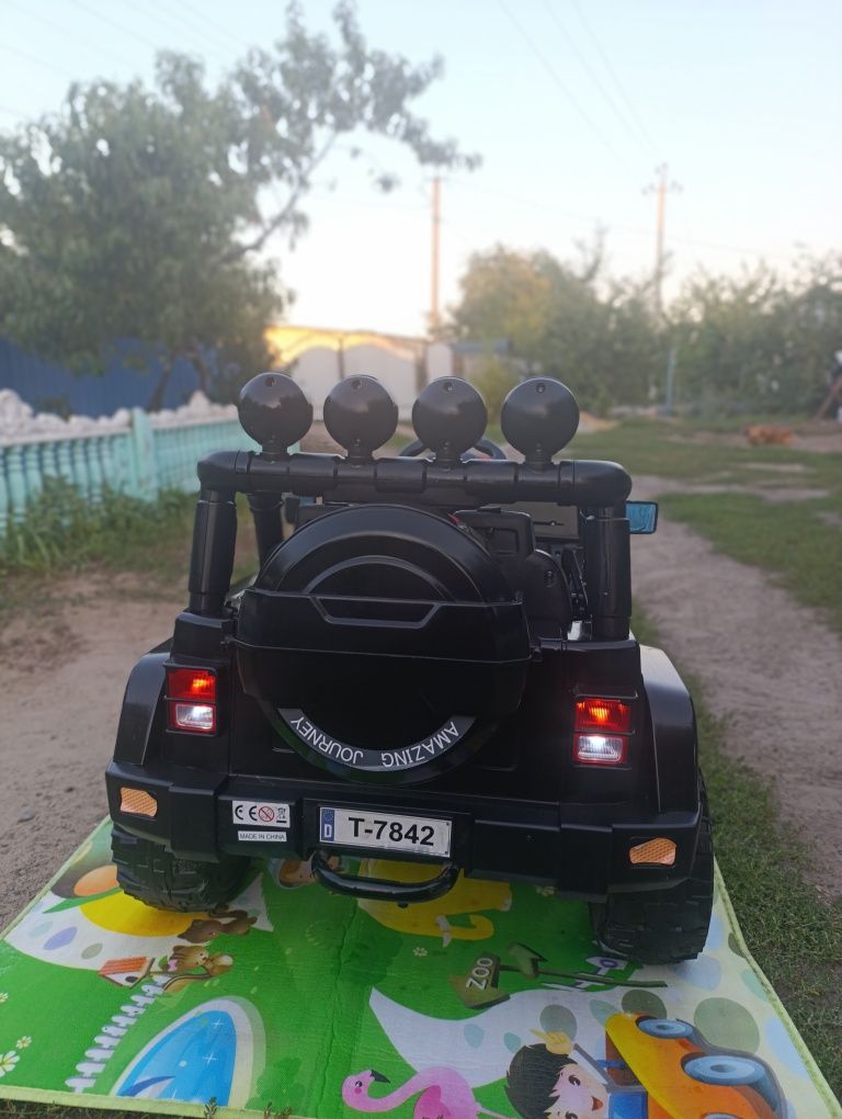 Дитячий електромобіль