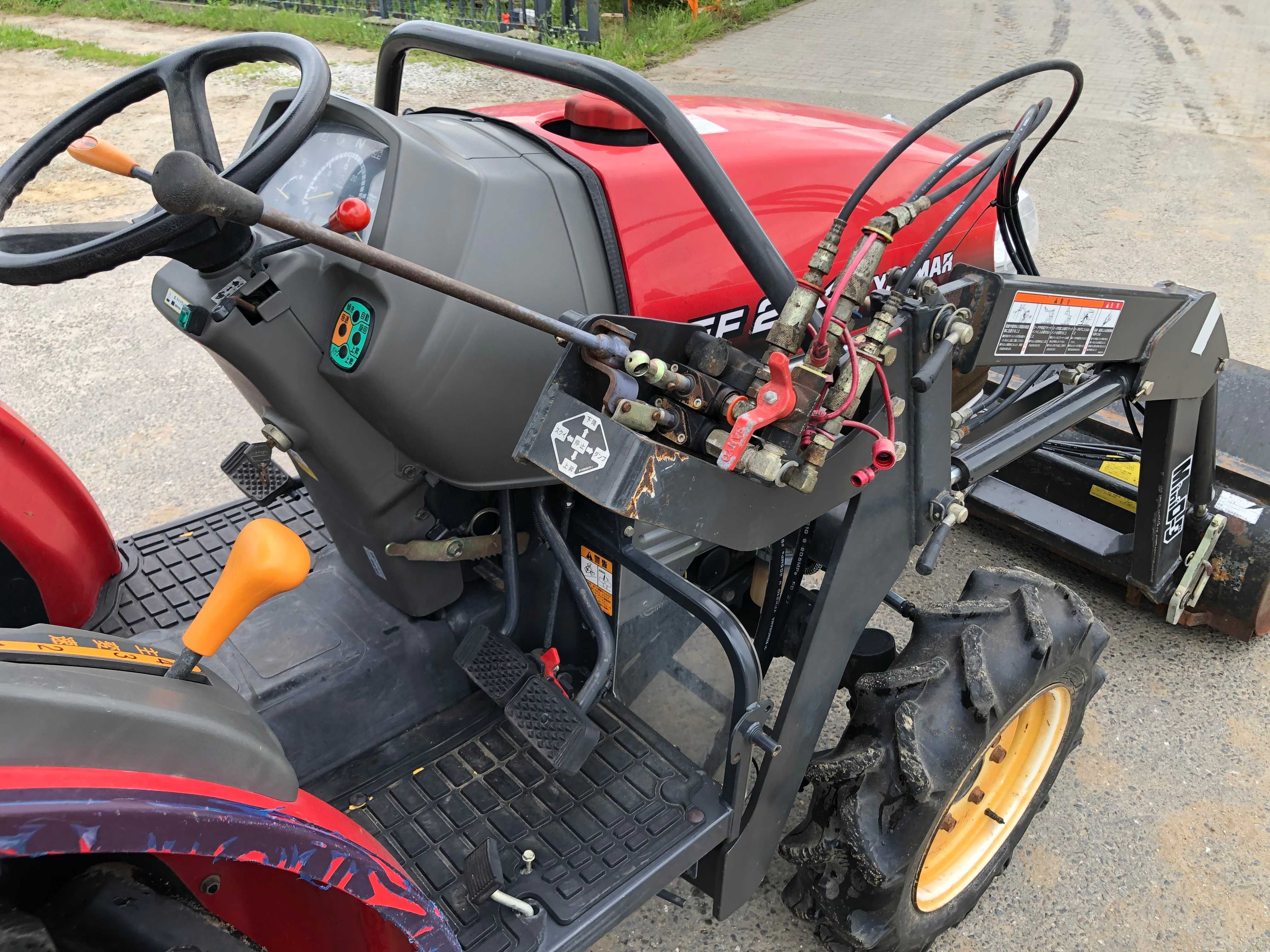 Traktorek Yanmar EF224 z ładowaczem czołowym