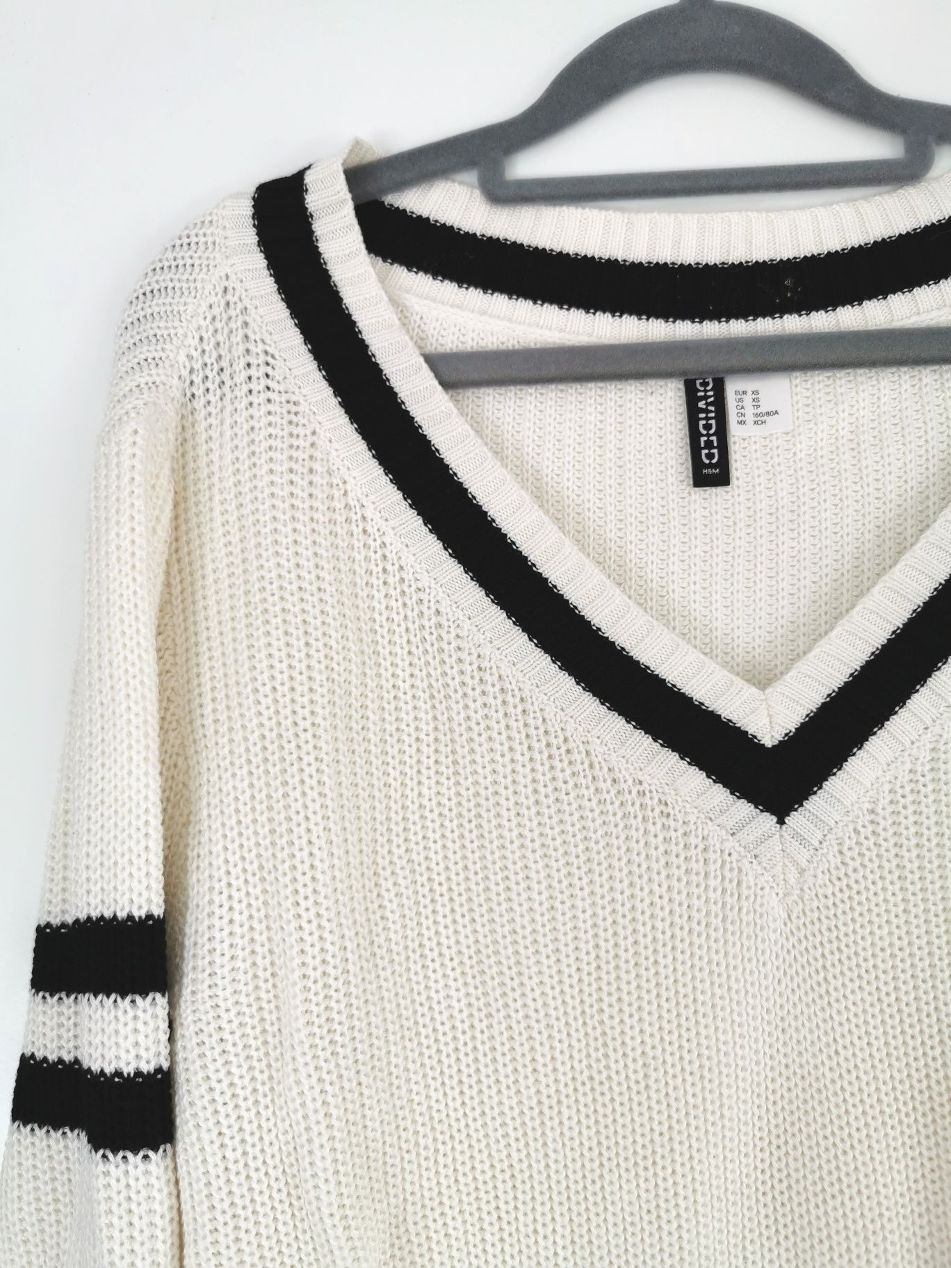 Biały sweter H&M z dekoltem V oversize sweterek college