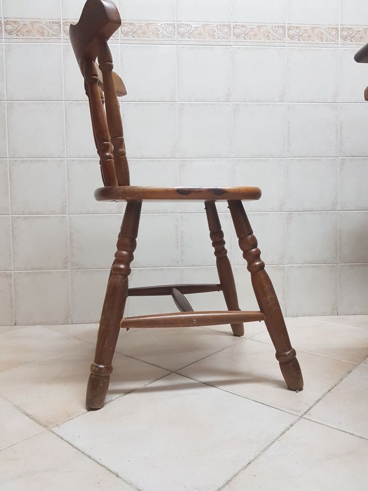 mesa e quatro cadeiras de pinho maciço