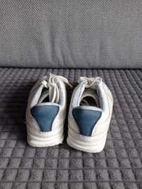 Białe buty chłopięce